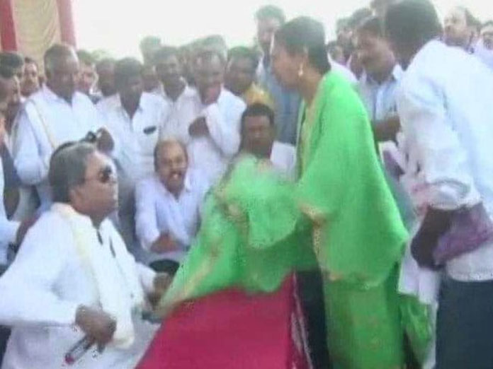 Karnataka: Siddaramaih loses cool, misbehaves with women