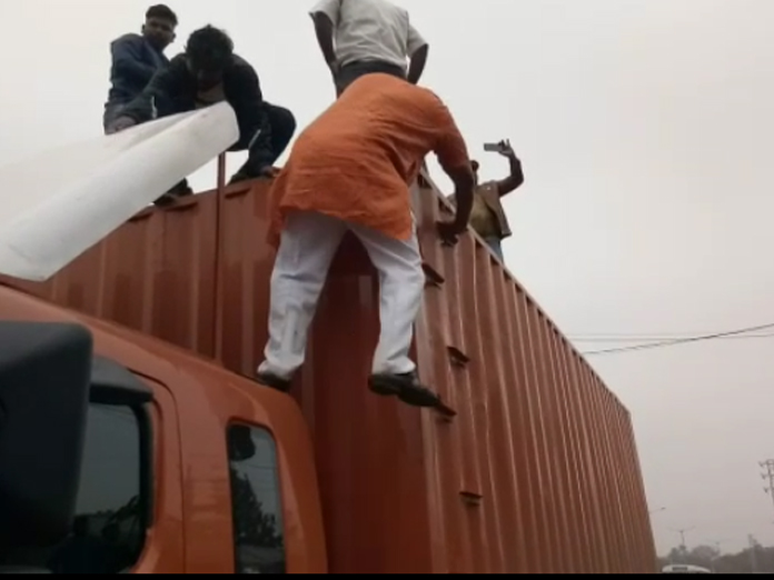 BJP MLA Raja Singh caught cows transporting van in Shamirpet PS limits
