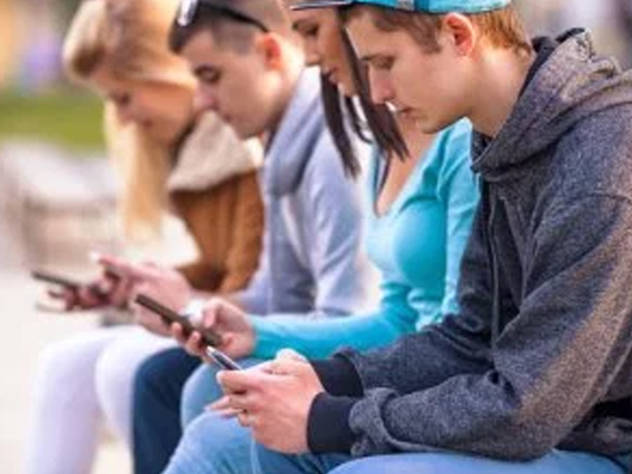Smartphone turning youngsters into screen addicts