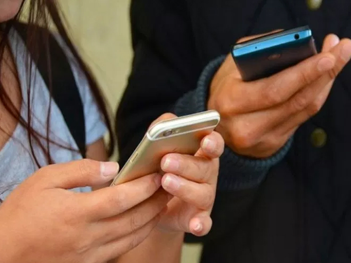Social media affects teen girls more than boys: study