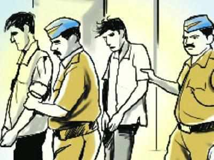4 held for duping duo of 53 lakh