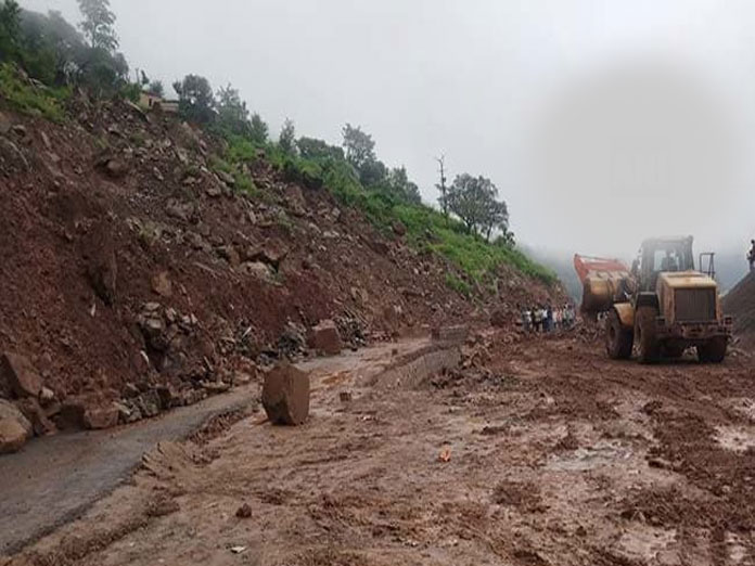 Landslide hits car in Ramban