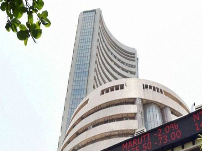 Sensex drops 106 points on weak global cues; bank stocks fall