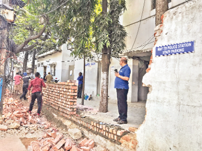 Bitten by vastu bug ? Wall construction at SR Nagar PS triggers traffic woes