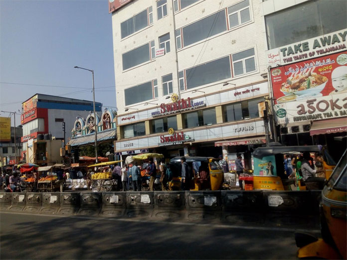 Vendors occupy road, cause traffic woes at Secunderabad