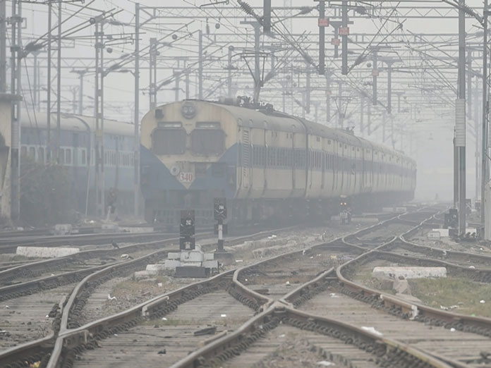 Cold, foggy morning in Delhi; 14 trains delayed