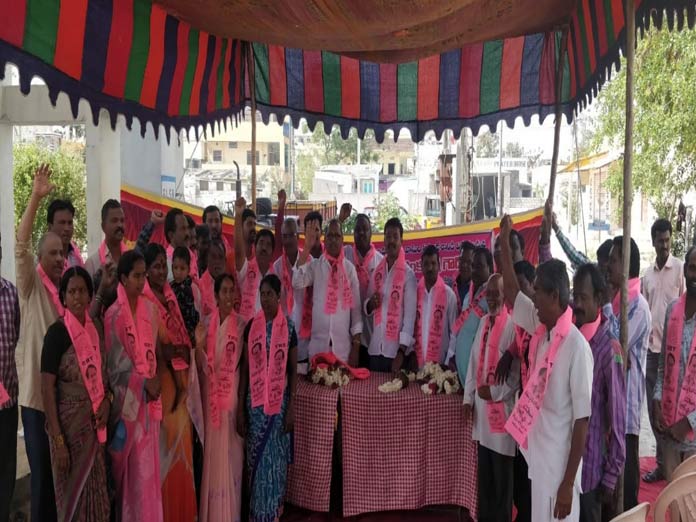 Activists from oppn parties join TRS