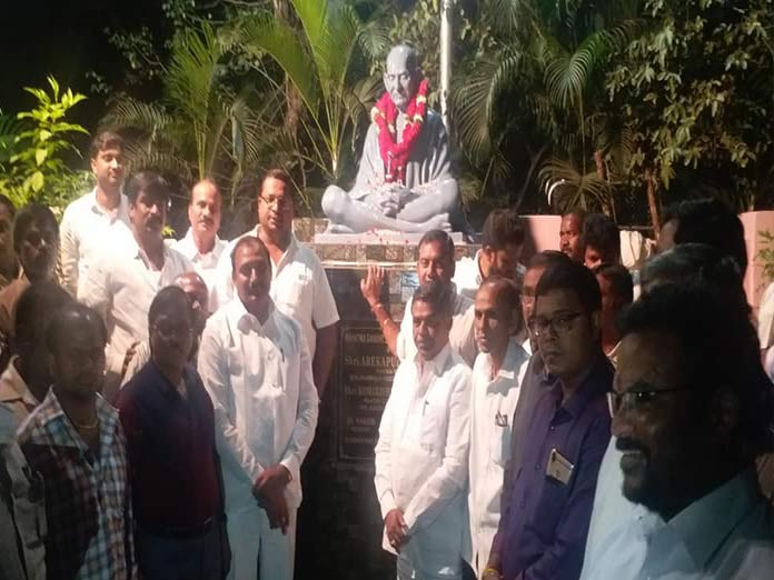 Arekapudi unveils Mahatma statue