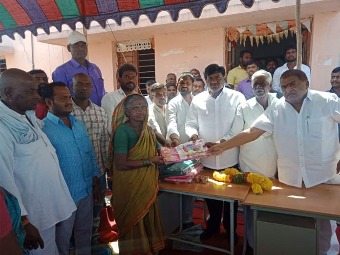 MLA Koppula Mahesh Reddy distributes Bathukamma sarees