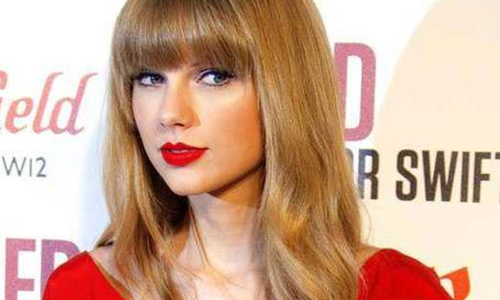 Taylor Swift makes couples engagement even sweeter