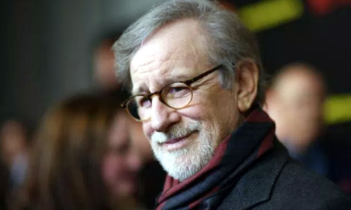Steven Spielberg urges filmmakers to make films for big dark theatre