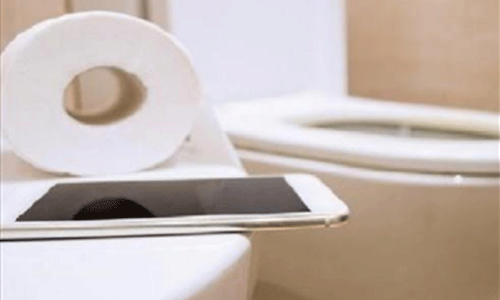 Your smartphone is 7 times dirtier than a toilet. Tips to clean it
