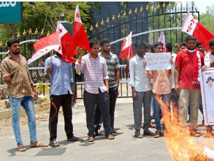 AISF activists burn effigy of state govt