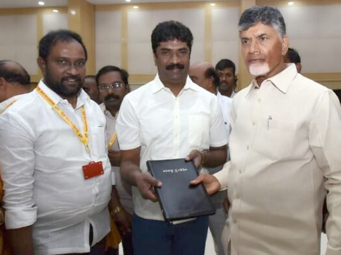 APCFC Yalamanchali Praveen director meets CM at Undavalli