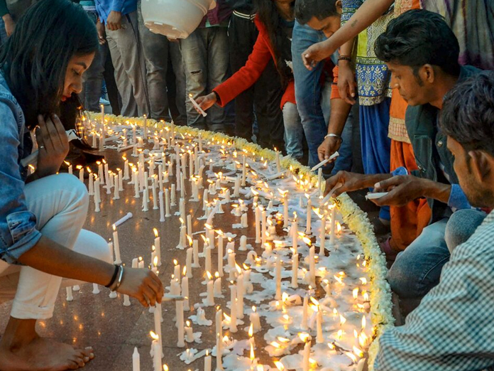 Expressing solidarity through candlelight vigil