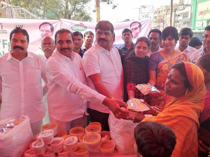 GHMC to open 100 stalls to feed the needy: Mayor