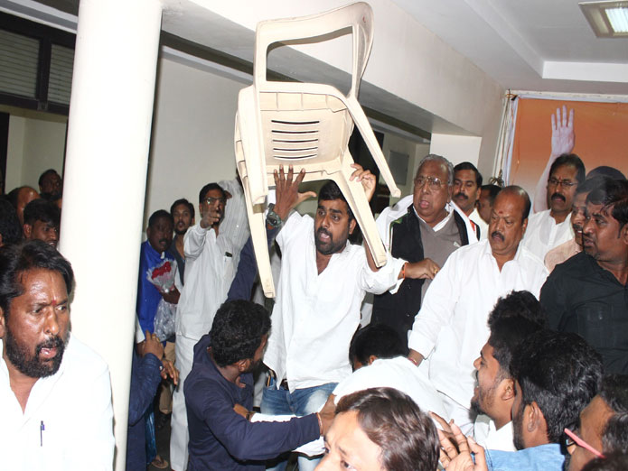 Congress activists come to blows in Gandhi Bhavan