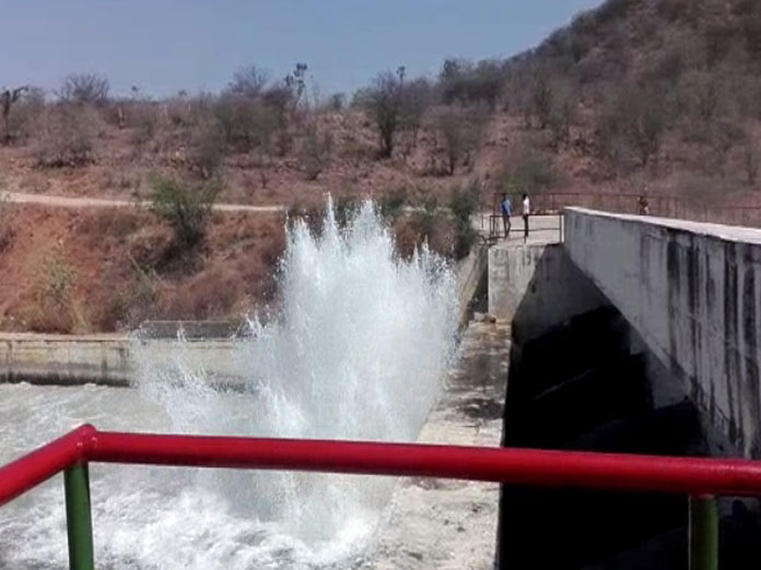 Congress, TRS leaders clash over KLI water release in Kollapur