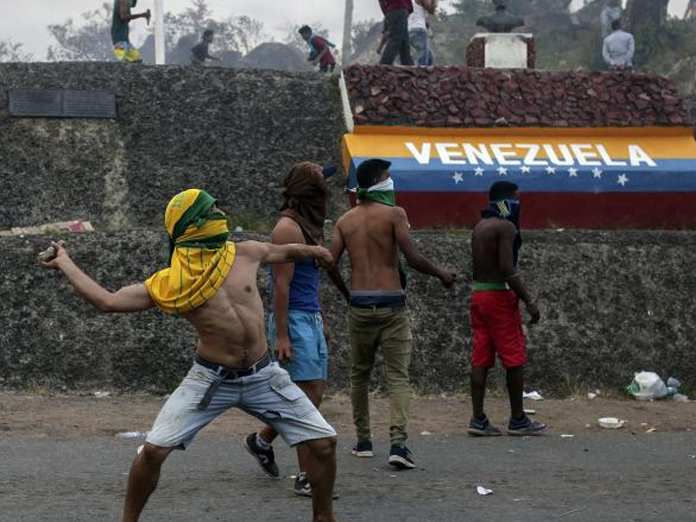 2 killed as Venezuela border aid showdown turns violent