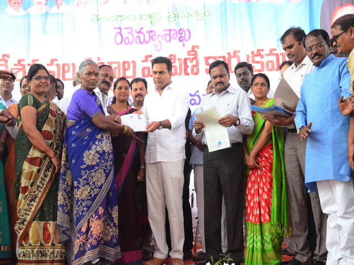 Credit of distributing 1.25 lakh housing plots goes to KCR