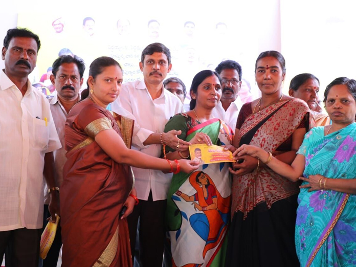 Mayor Sunkara Pavani distributes ‘Pasupu-Kumkuma’ cheques