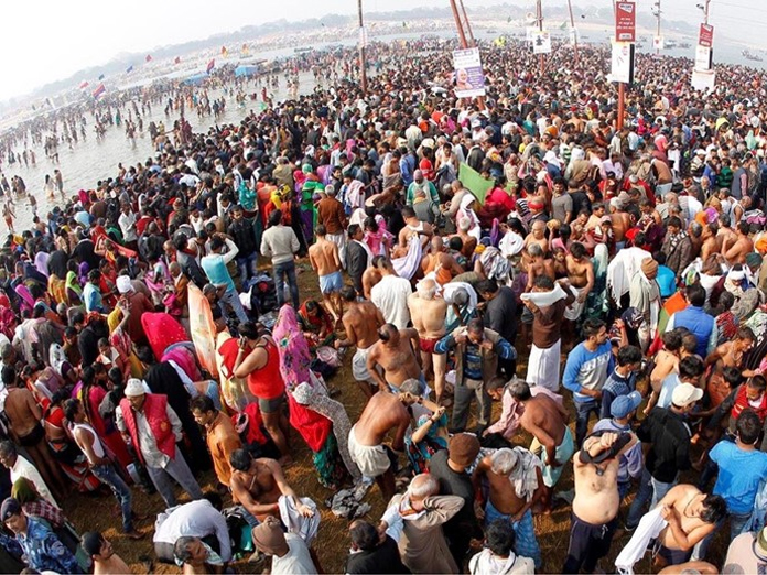 Thousands take holy dip at Kumbh on Maghi Purnima