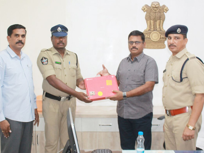 SP SV Rajasekhar Babu distributes laptops in Guntur