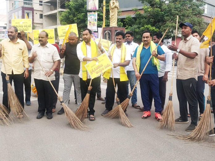Telugu Yuvatha cleans roads in protest in Guntur