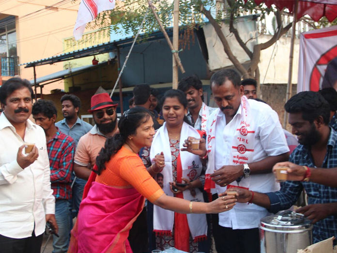 JSP serves tea to glorify poll symbol in Kakinada