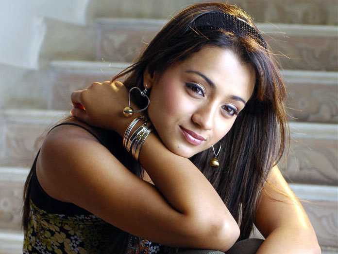 5 Easy Hairstyles By Trisha Krishnan For Sarees