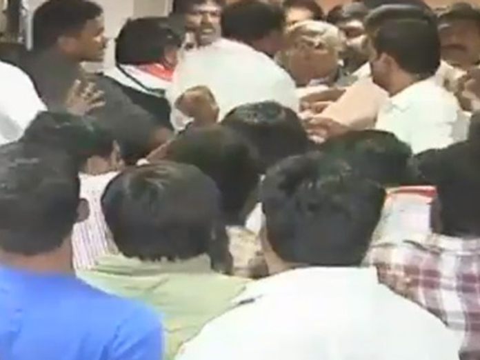 Chaos at Gandhi Bhavan as Congress leaders raise slogans against VH