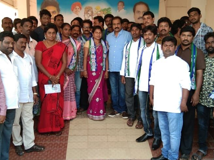 100 activists join YSRCP