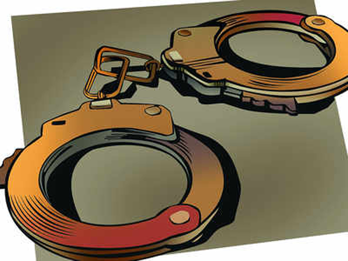 Police raids hookah bar, arrest 10