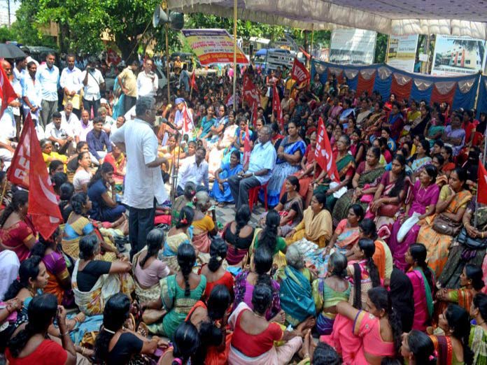 Beedi workers stage dharna at MRO office
