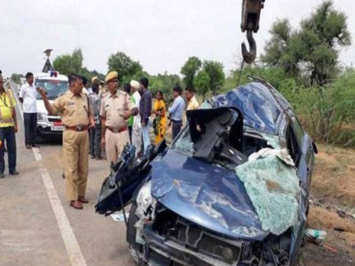7 dead, 4 injured after tanker overturns on car in Maharashtras Sholapur