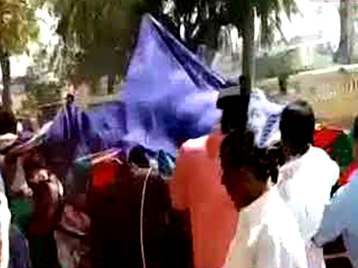 TDP, YSRCP activists fight during Pasupu Kumkuma in Chandragiri