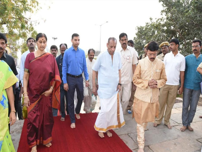 Joint State Governor E.S.L Narasimhan has received warm welcome at Vontimitta on Thursday