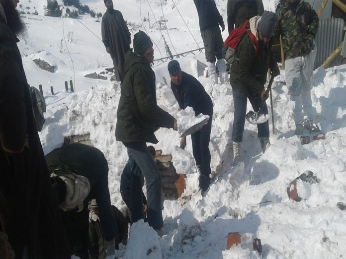 Three cops rescued from avalanche site in J-K