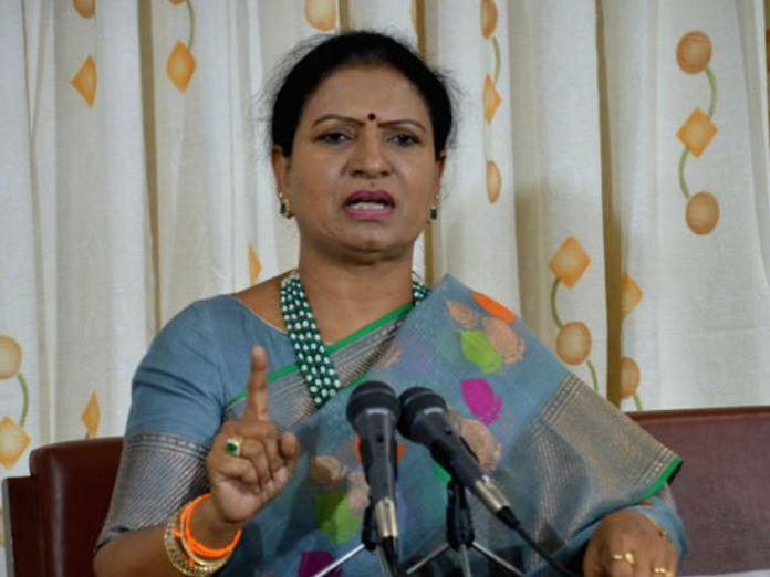 DK Aruna lashes out at TRS party, alleges EVM tampering