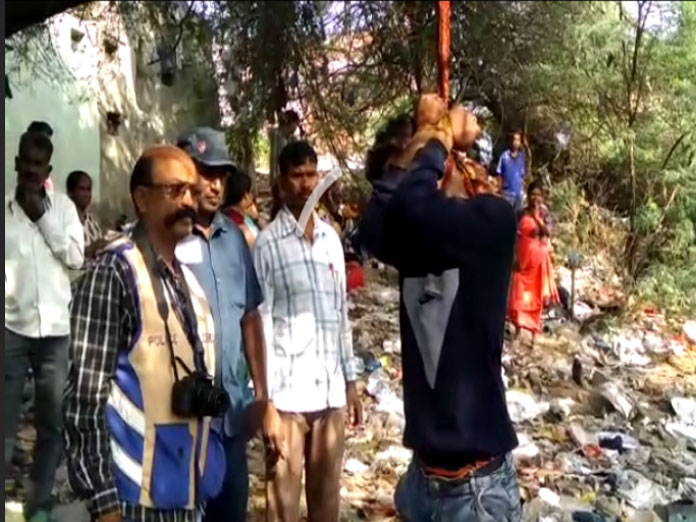 Unknown assailants hanged a person at Chacha Nehru Park in Gandhinagar