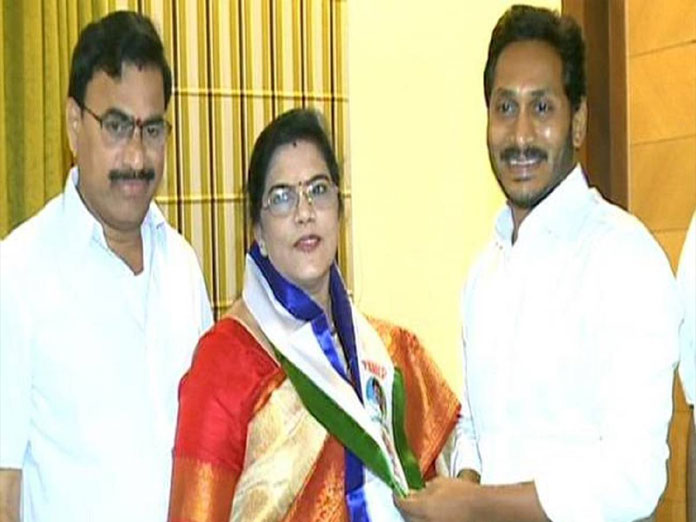 Ex-Minister Killi Krupa Rani joins YSRCP