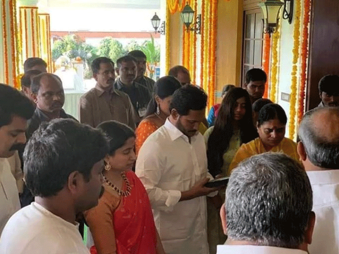 YS Jagan house warming ceremony in Tadepalli