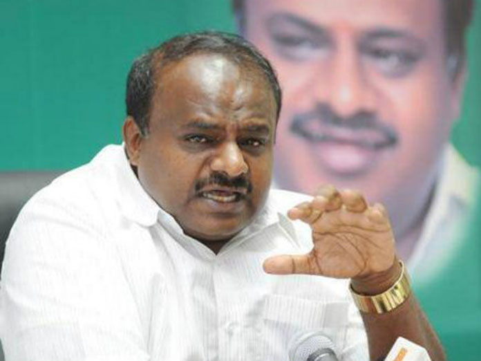 Kumaraswamy looks into the matters of  the contract health staff protest