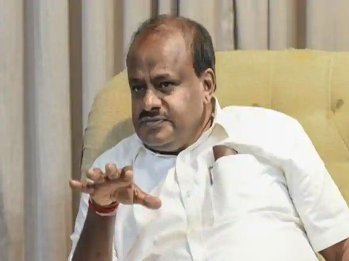 Students of the Maharani college urge CM Kumaraswamy with their demands