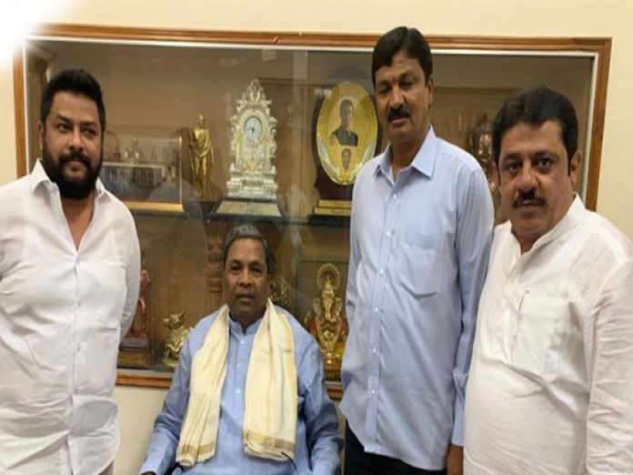 Dissenting Karnataka Congress MLAs meet Siddaramaiah