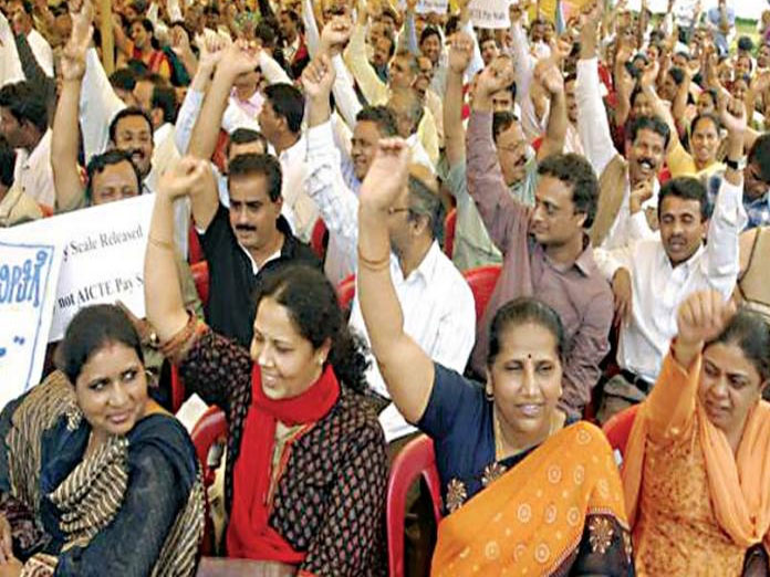 Over 2 lakh teachers protest in Gujarat