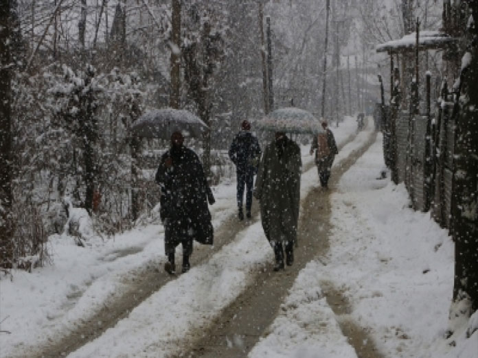 After heavy snowfall, weather improves in J&K