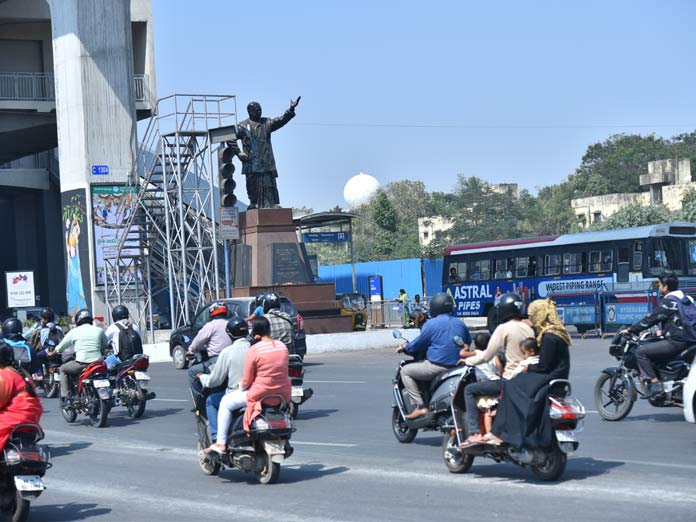 Defunct signals spark traffic snarls in city