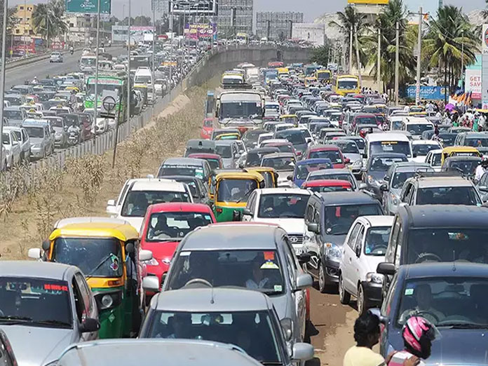 Traffic Chaos: Aero show causes vehicles to crawl on city roads