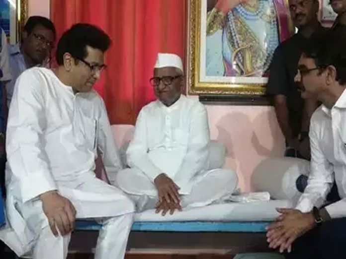 Dont sacrifice life for useless government: Raj Thackeray to Anna Hazare